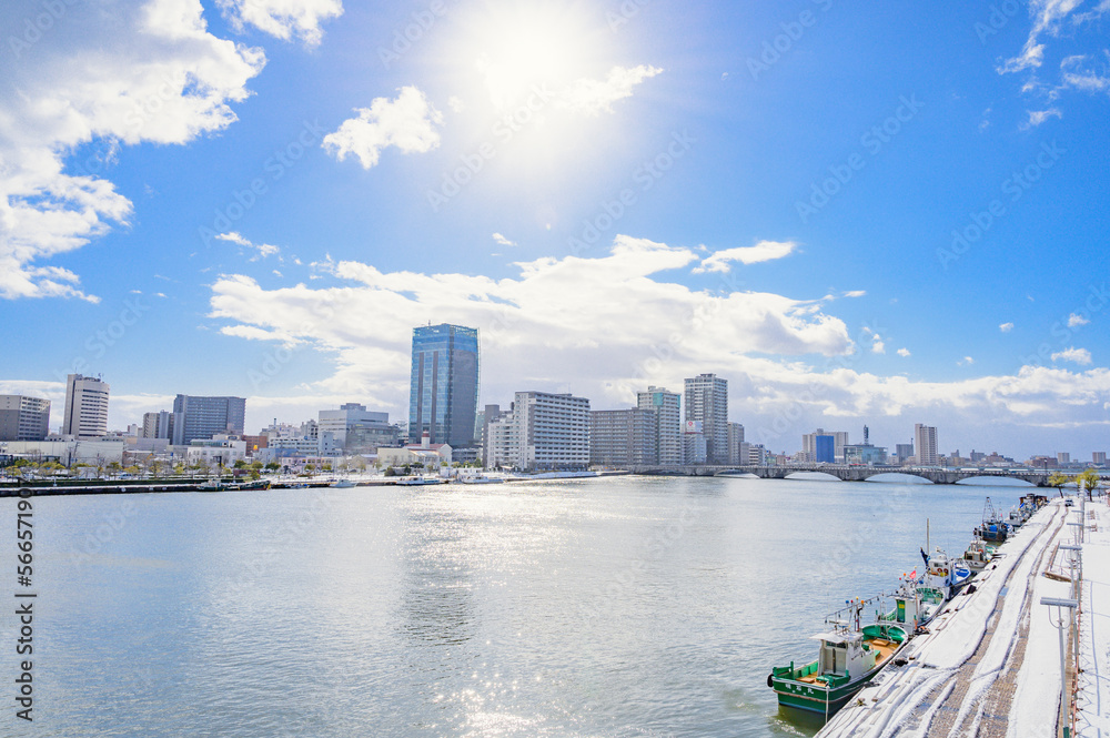 Naklejka premium 冬晴れの信濃川