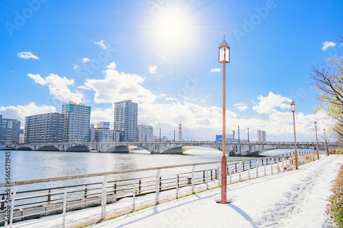 冬晴れの信濃川と萬代橋
