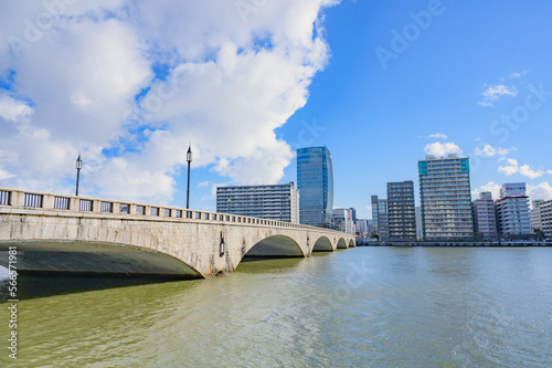 新潟 冬晴れの信濃川と萬代橋
