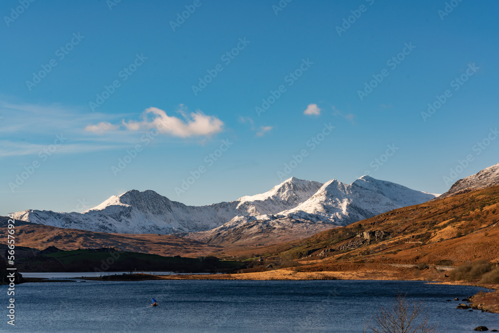 Obraz premium driving around Snowdonia National Park in winter