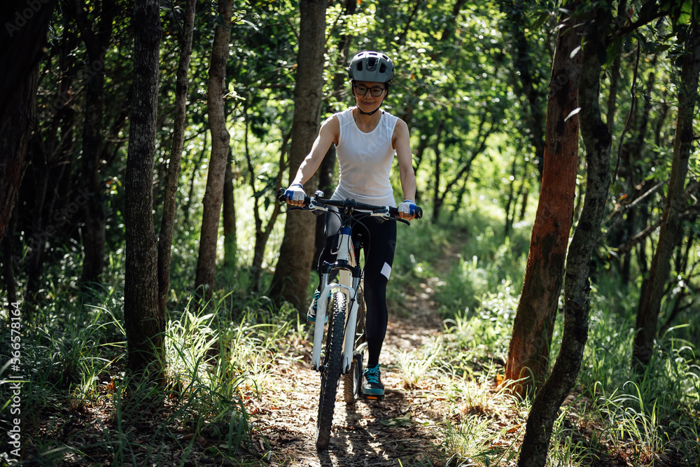 Obraz premium Mountain biking in summer forest