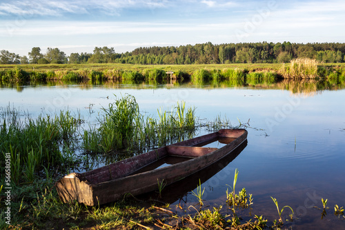 Fototapeta Naklejka Na Ścianę i Meble -  tradycyjne drewniane łodzie na rzece Narew, Podlasie, Polska