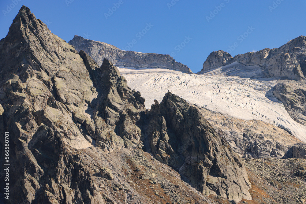 Bernina-Alpen im Klimawandel; Albignaspitze mit Castel Nord Gletscher und Cantun Pass im September 2022, Blick vom Albignasee