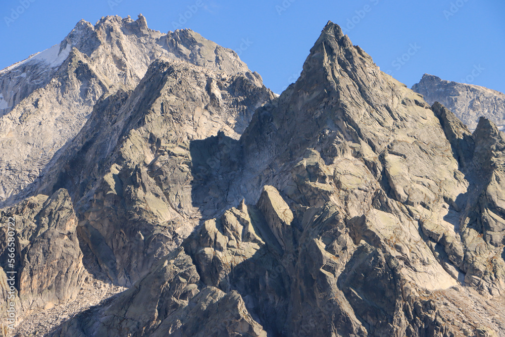 Imposante Gipfel des Bergell; Blick von Norden auf Cima dal Cantun (3354m) und Punta da l'Albigna (2893m), Bernina-Alpen