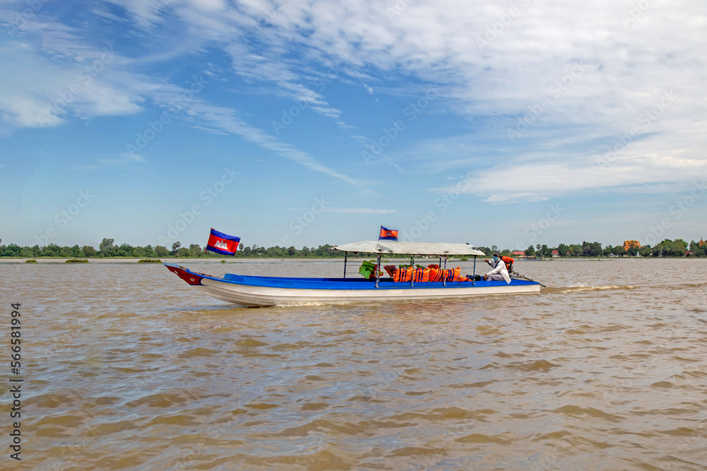 Obraz premium Tonlebati Tourism Boat on water to take customer