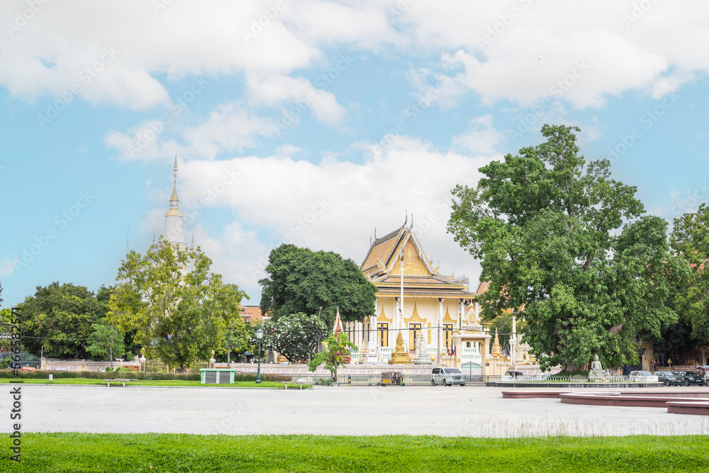 Parks in front of Botomvaty Pagoda