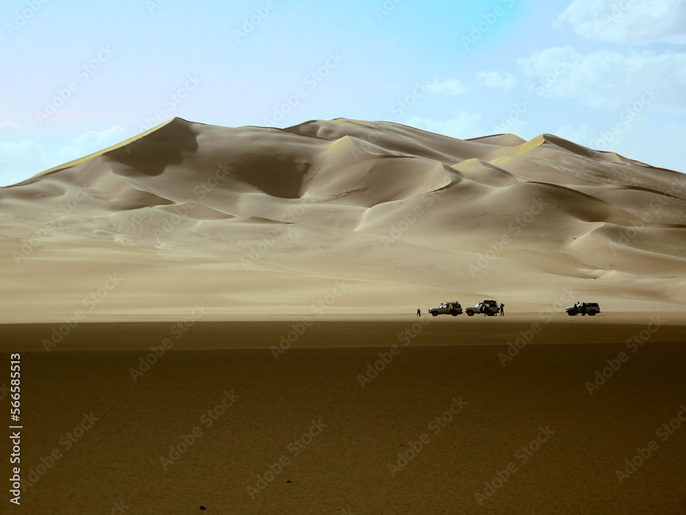 Podróż autem po pustyni - obrazy, fototapety, plakaty 