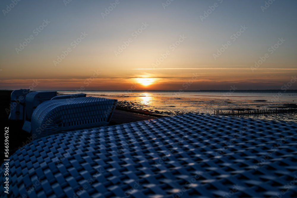 nordsee-carolinensiel-strand-flut-und-ebbe-strandk-rbe-stock-photo