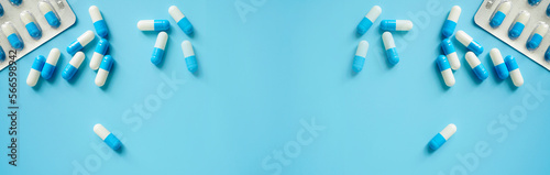 Canvas-taulu Blue-white antibiotic capsule pills and pill blister pack on blue background