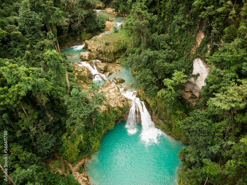 Drohnenfoto von Wasserfall auf den Philippinen - Kawasan Falls auf cebu photo