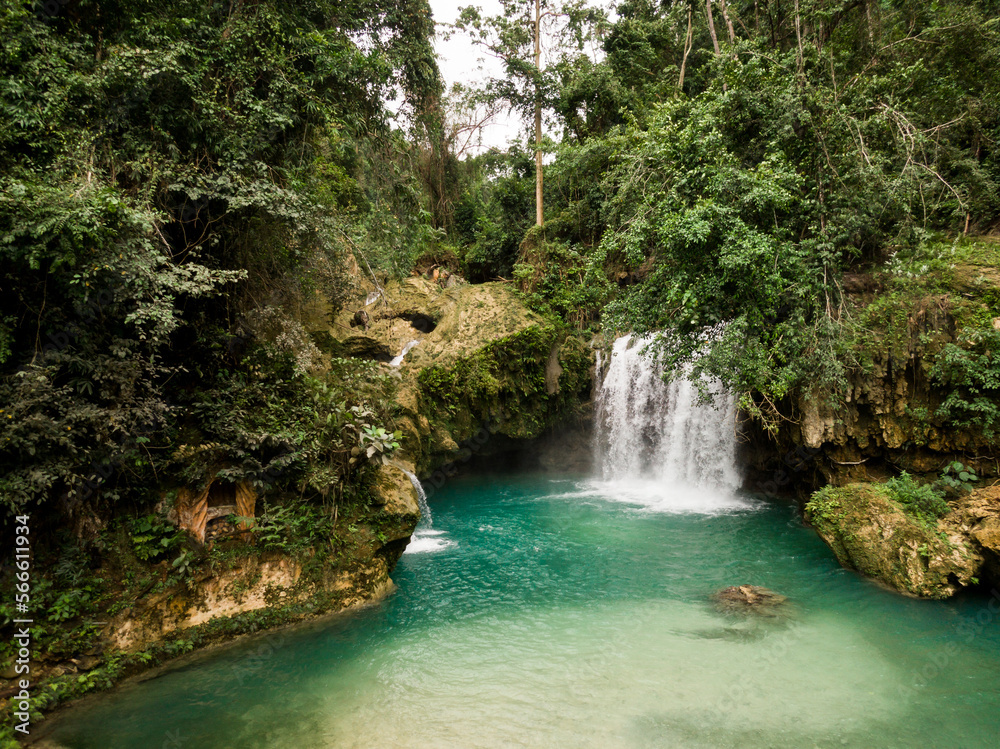 Drohnenfoto auf den Philippinen - Kawasan Falls auf cebu Drohnenfoto auf den Philippinen - Kawasan Falls auf cebu