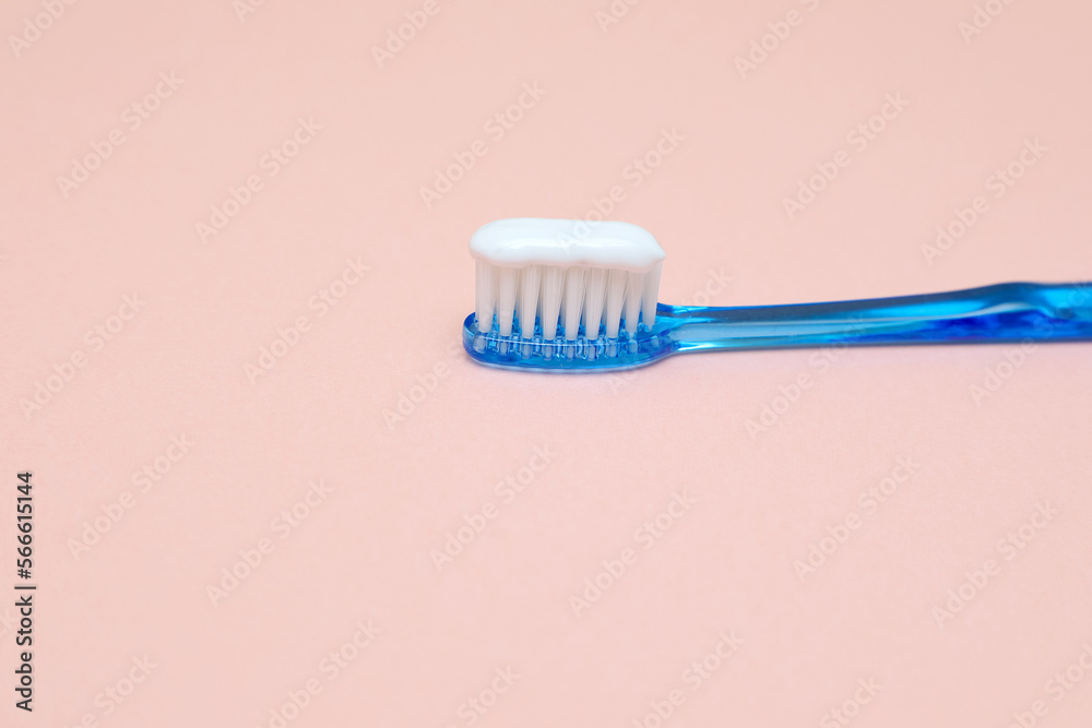 歯磨き粉が乗った歯ブラシ 歯磨き粉が乗った歯ブラシ