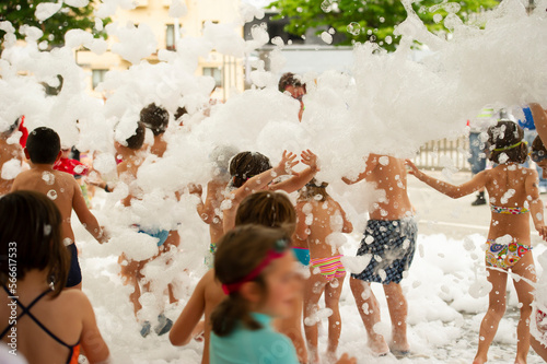 Niños jugando en fiesta de espuma