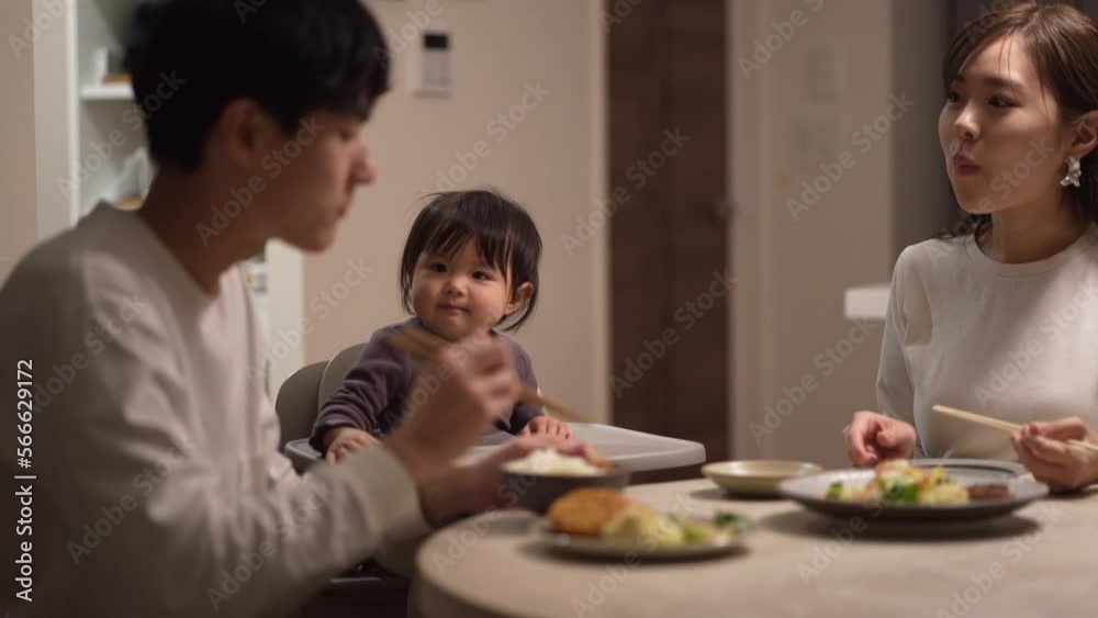 自宅で食事をする家族 自宅で食事をする家族