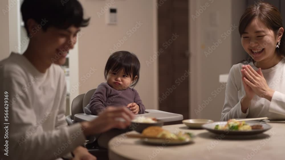 自宅で食事をする家族 自宅で食事をする家族