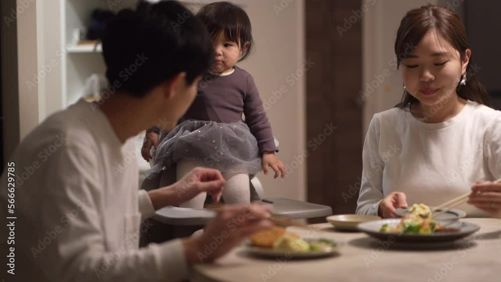 自宅で食事をする家族 自宅で食事をする家族