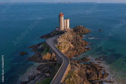 Coucher de soleil sur le phare du Petit Minou à Plouzane en Bretagne