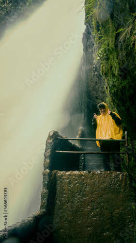 Persona Sonriendo bajo la Cascada, Pailón del Diablo, Baños, Ecuador.