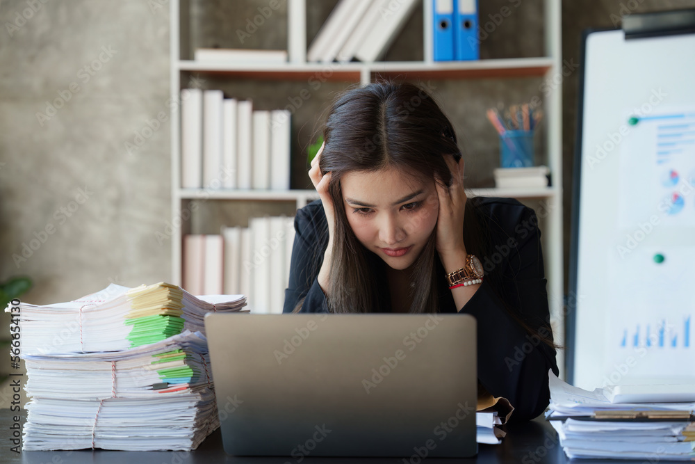 © itchaznong - Stressed overwhelmed business person feels tired at corporate meeting, stress at work or migraine concept © itchaznong - Stressed overwhelmed business person feels tired at corporate meeting, stress at work or migraine concept