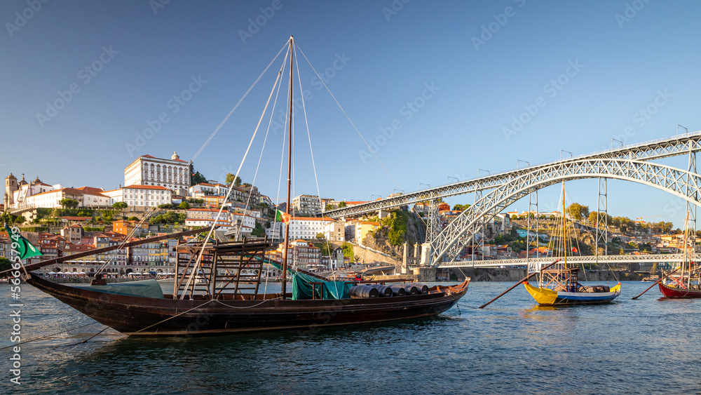 Bateaux devant le pont Dom Luis à Porto