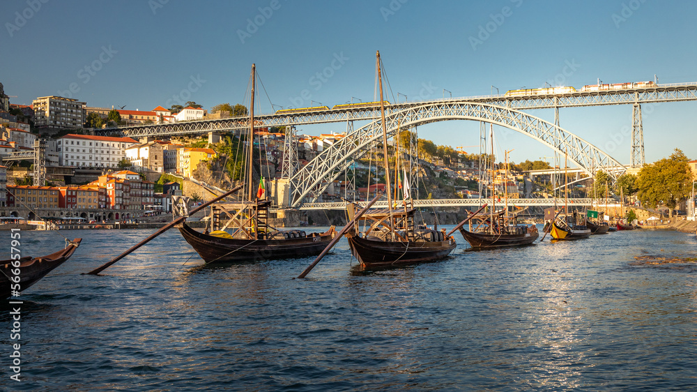 Bateaux de transport du vin de Porto devant le pont Dom Luis