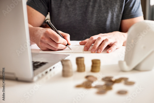 Mann am Schreibtisch macht Berechnungen zum Thema Sparen, Energie, Heizkosten. Finanzplanung