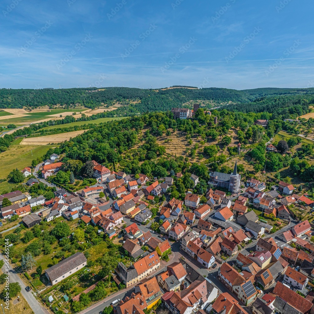 Die kleine Gemeinde Gamburg im Taubertal, überragt von der imposanten Höhenburganlage