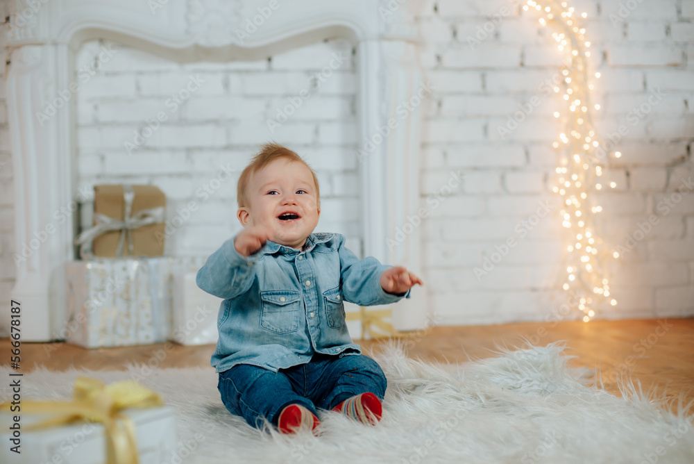Fototapeta premium child playing on the floor