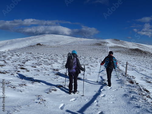 randonneurs en raquette à neige dans la montagne en hiver