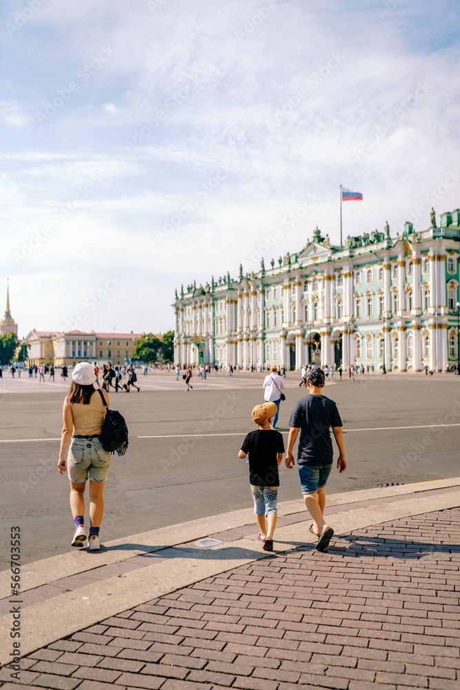 Obraz premium people walking in the Saint Petersburg city