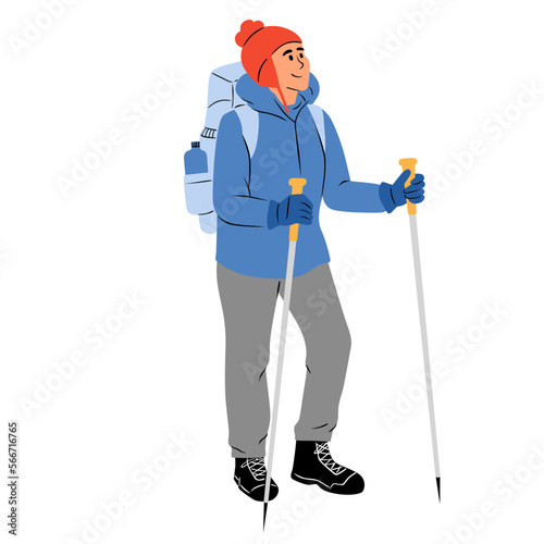 Femme en tenue d’hiver qui fait une randonnée, femme avec bonnet, femme randonnée, sac à dos