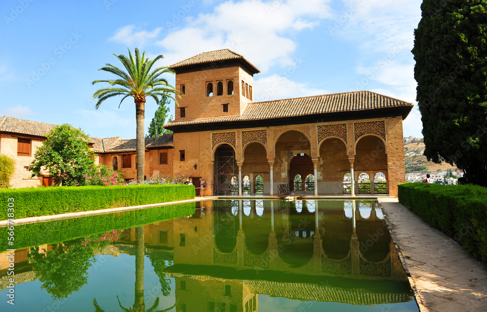 Palacio del Partal y jardines del Partal en la Alhambra de Granada, turismo en Granada, Andalucía, España. Patrimonio de la Humanidad por la Unesco