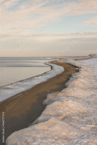Fototapeta Naklejka Na Ścianę i Meble -  Road along the sea in winter.