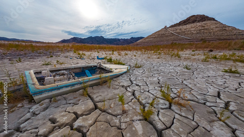 Fotografiet Sunken boat in dried up Lake Mead aera