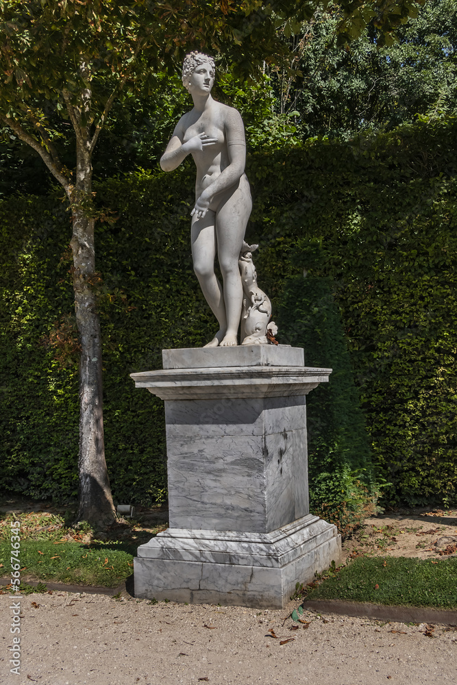Obraz premium Antique sculpture in Gardens of Versailles palace. Versailles, France.