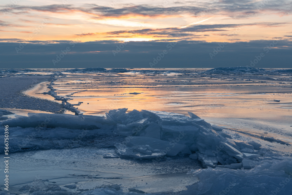Obraz premium Wonderfully beautiful sunset by the sea in winter with ice