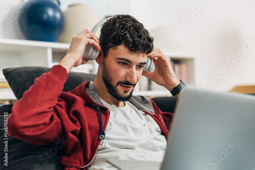 Canvas-taulu Businessman is putting on headphones