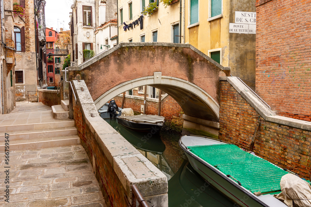Ponte de le Tette bridge over Venice canal, Italy