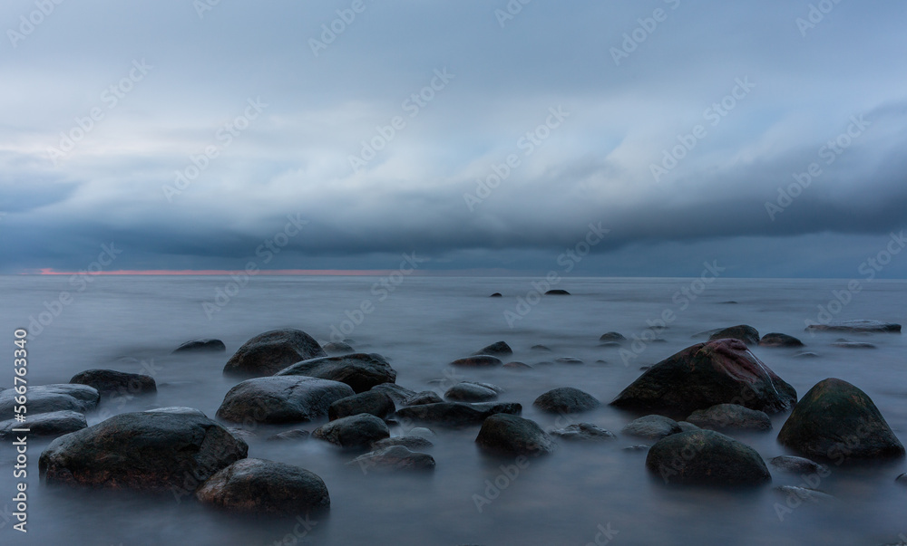 Obraz premium Wonderfully beautiful sunset by the sea in winter with ice