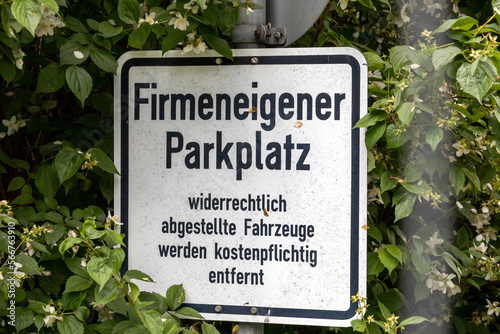 Verkehrszeichen kennzeichnet Parkplatz für Personal