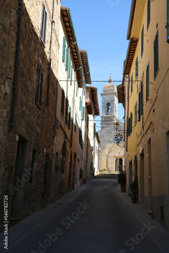 Fototapeta Naklejka Na Ścianę i Meble -  Street in San Quirico d'Orcia, Tuscany Italy