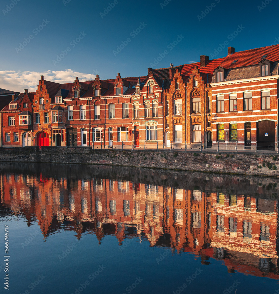Obraz premium Houses along the canals of Brugge or Bruges, Belgium