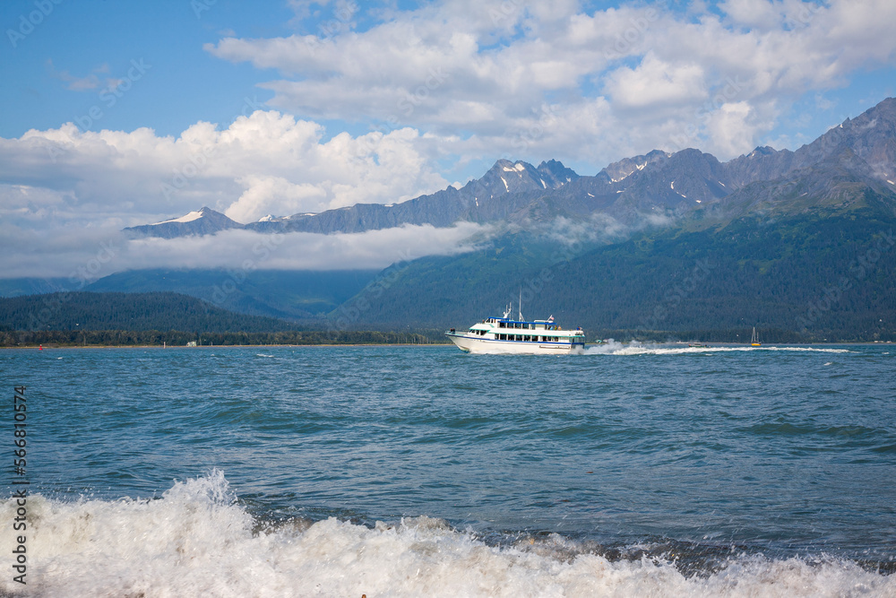 Φωτογραφία Tour boat cruises in Resurrection Bay near Seward Alaska on a sunny afternoon