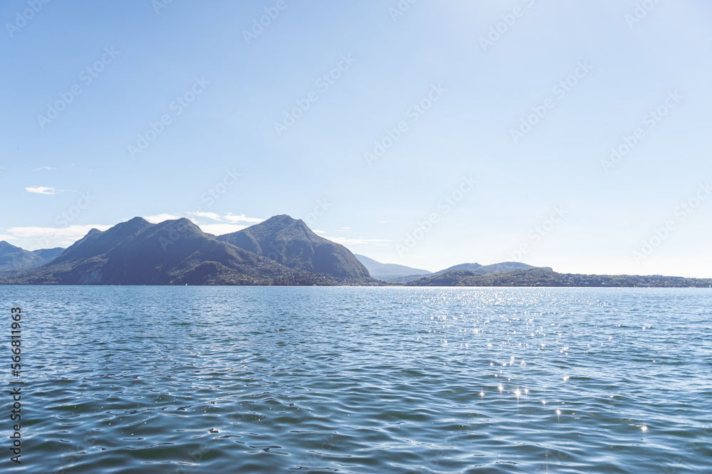 Lago Maggiore Berge und glitzerndes Wasser