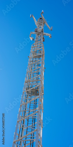 Gran torre de telecomunicaciones vista desde la base