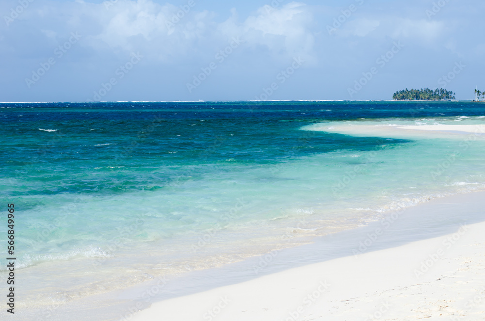 White sand beach and turquoise waters in Guna Yala Island