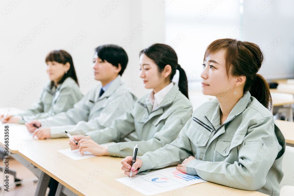 工場・会社・会議室で会議・セミナー・勉強会に参加するエンジニア・技術者・作業員の男女(真剣) 工場・会社・会議室で会議・セミナー・勉強会に参加するエンジニア・技術者・作業員の男女(真剣)