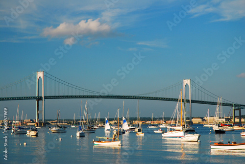 Cuadro en lienzo The Newport Pell Bridge spans Narragansett Bay, crossing in front of sailboats a