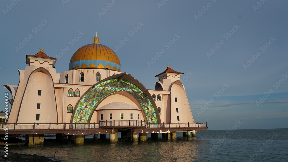 馬六甲海峡清真寺（Masjid Selat Melaka）: このモスクは、マレーシアのマラッカ市にある印象的なイスラム教の礼拝所です。その名前「Selat Melaka」は、このモスクがマラッカ海峡に面して建っていることに由来しています。モスクは海峡の水面に建てられており、その景観は美しいです。