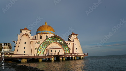 Mosque|Masjid Selat Melaka|Pulau Melaka|馬六甲海峽清真寺 馬六甲海峡清真寺（Masjid Selat Melaka）: このモスクは、マレーシアのマラッカ市にある印象的なイスラム教の礼拝所です。その名前「Selat Melaka」は、このモスクがマラッカ海峡に面して建っていることに由来しています。モスクは海峡の水面に建てられており、その景観は美しいです。